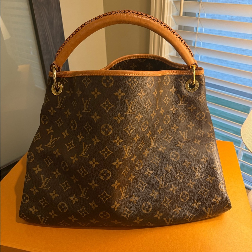 Louis Vuitton The Artsy MM Bag